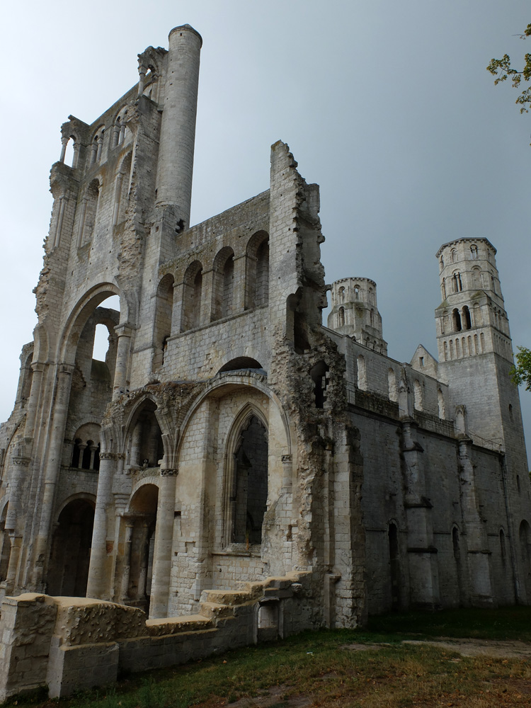 Jumièges - ruins of the abbey